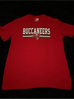 Tampa Bay Buccaneers  x NFL Team Apparel  NWOT embroidered logo Red tee L 29x22